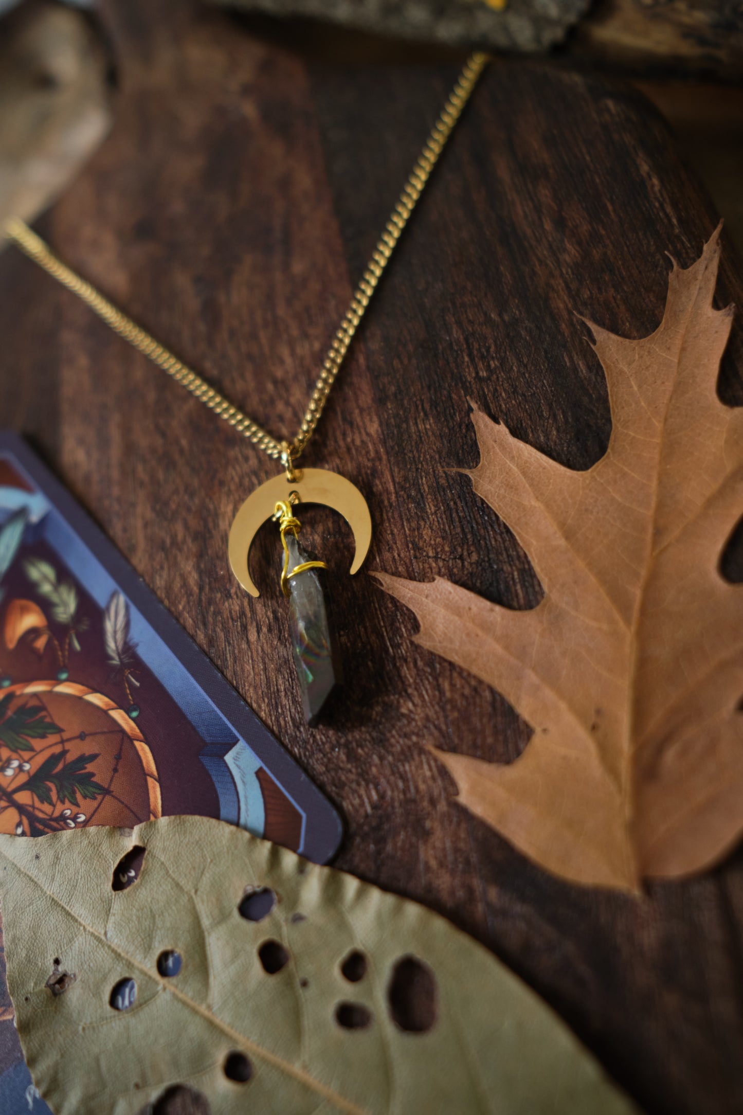 Collar de Cuarzo y Luna Creciente .