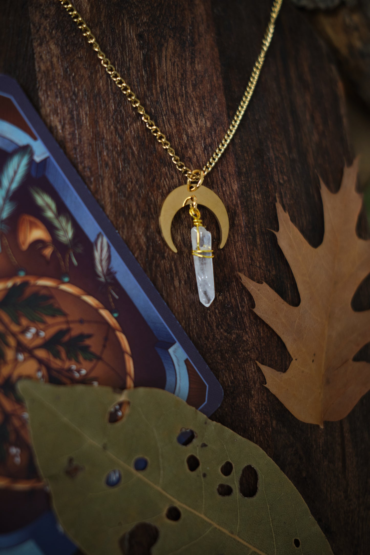 Collar de Cuarzo y Luna Creciente .