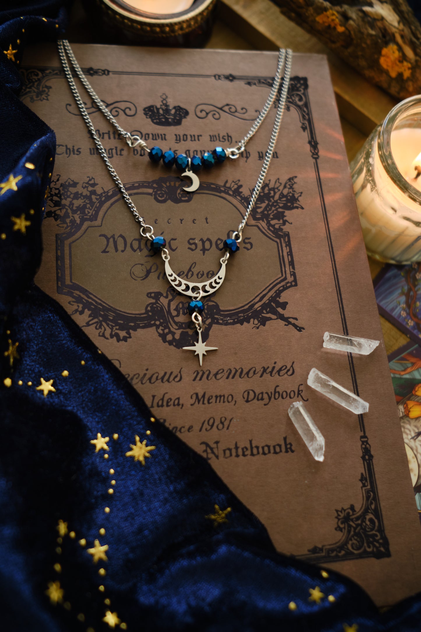 Collar Doble Celestial con Luna y Estrella .