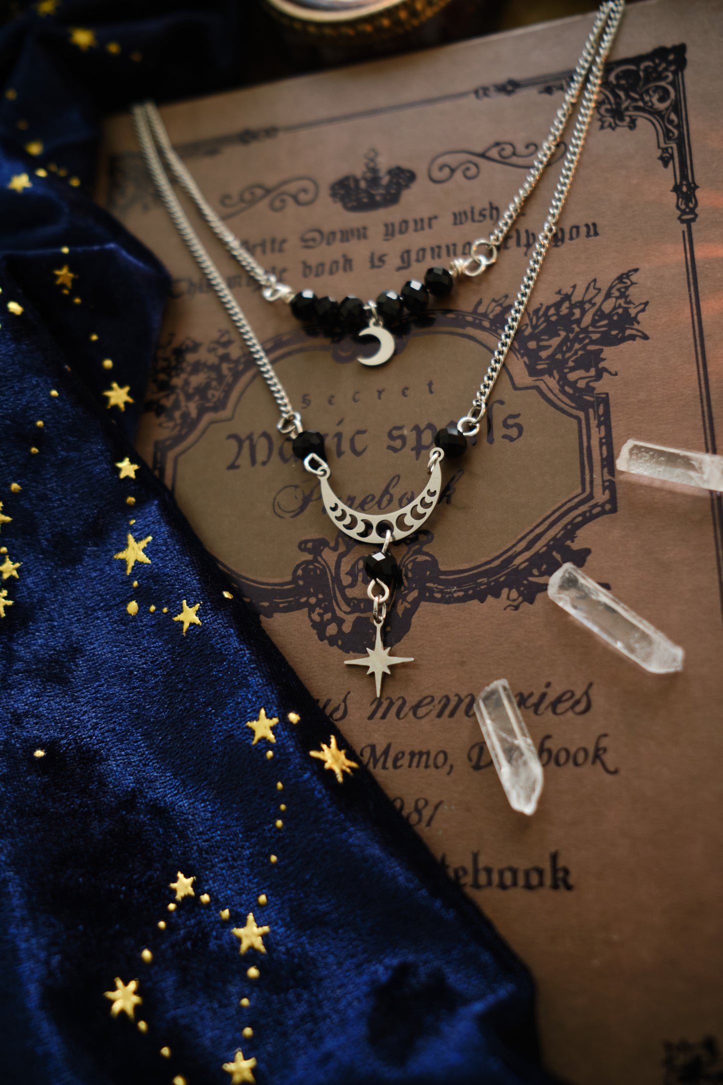 Collar Doble Celestial con Luna y Estrella .