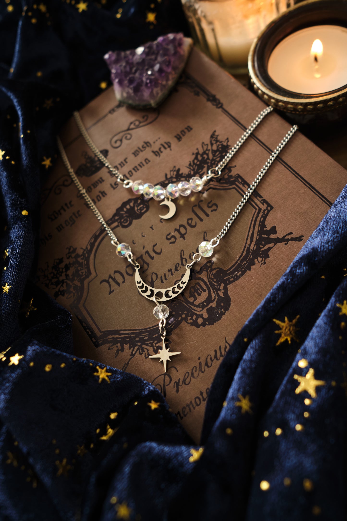 Collar Doble Celestial con Luna y Estrella .