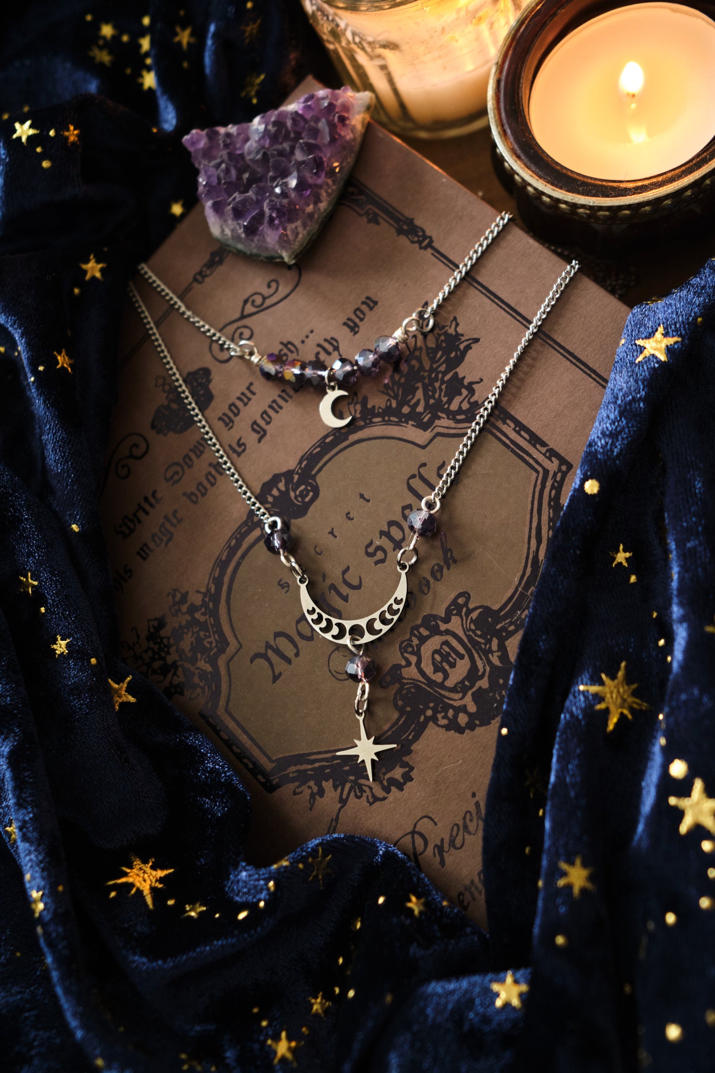 Collar Doble Celestial con Luna y Estrella .