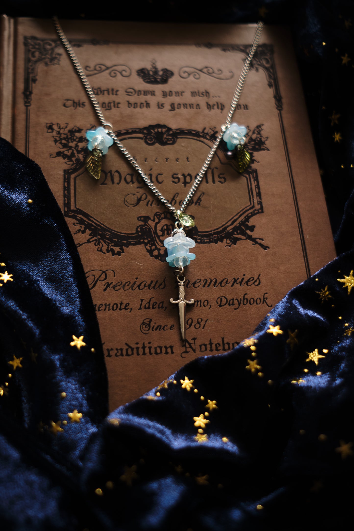Collar Espada y Flores estilo Romantasy Cottagecore .