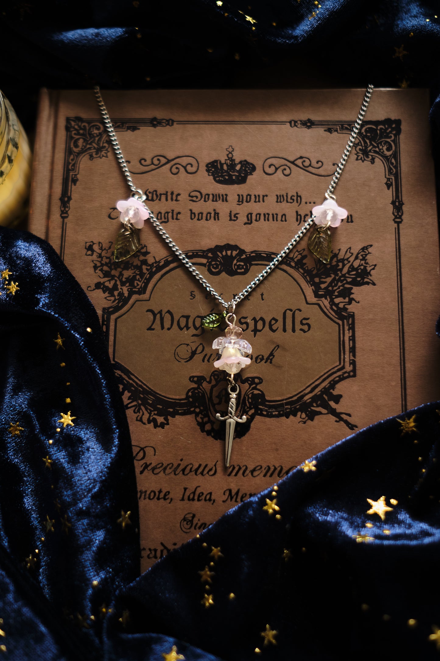 Collar Espada y Flores estilo Romantasy Cottagecore .