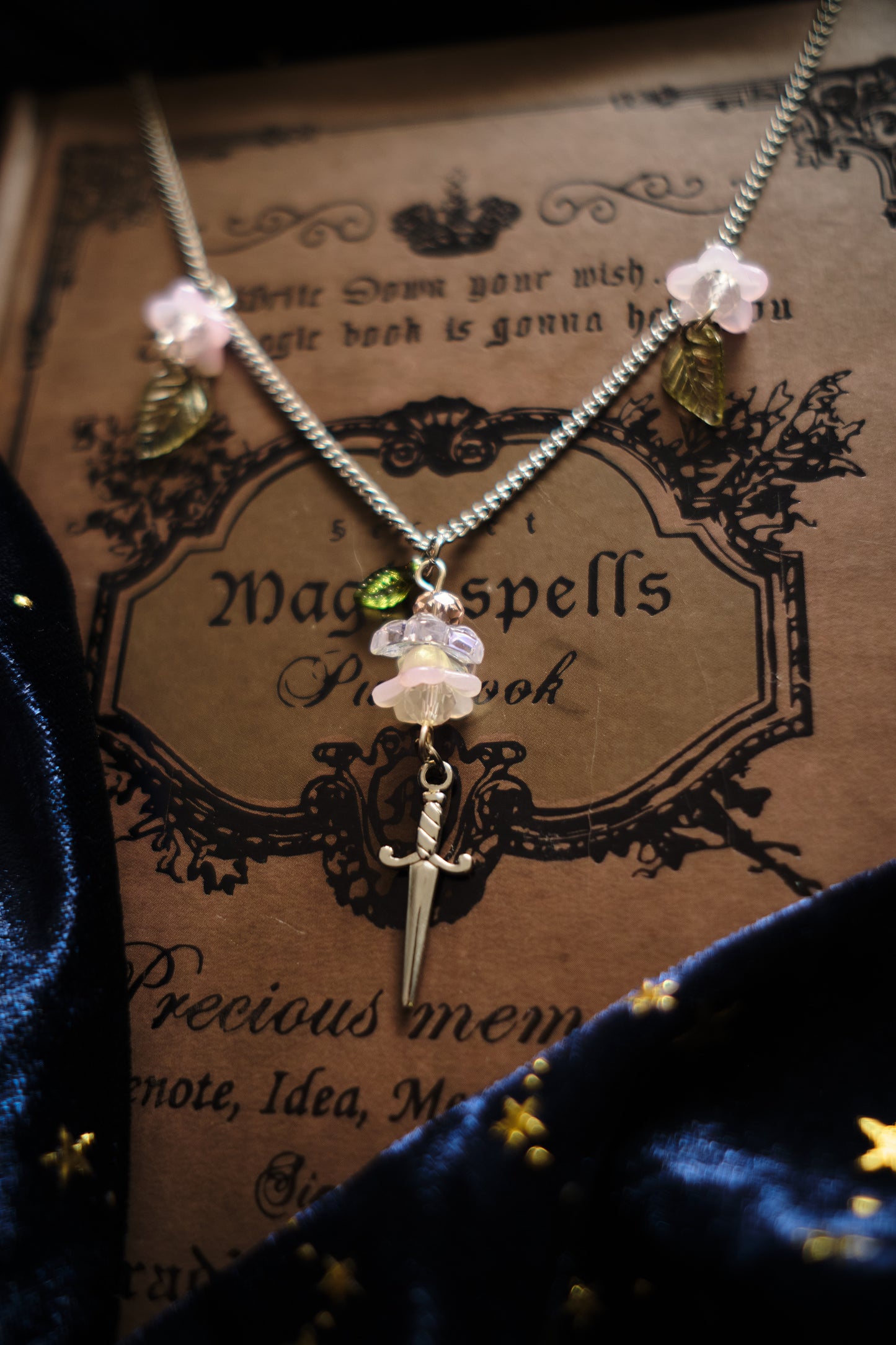 Collar Espada y Flores estilo Romantasy Cottagecore .