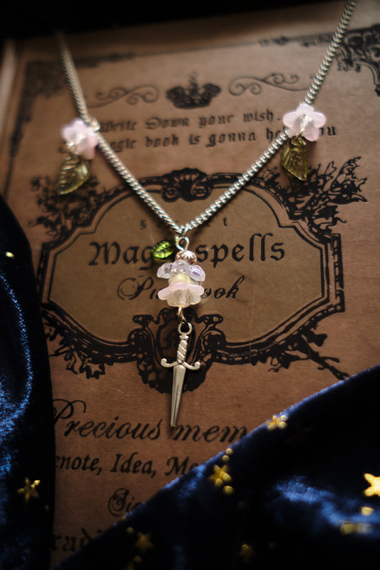 Collar Espada y Flores estilo Romantasy Cottagecore .