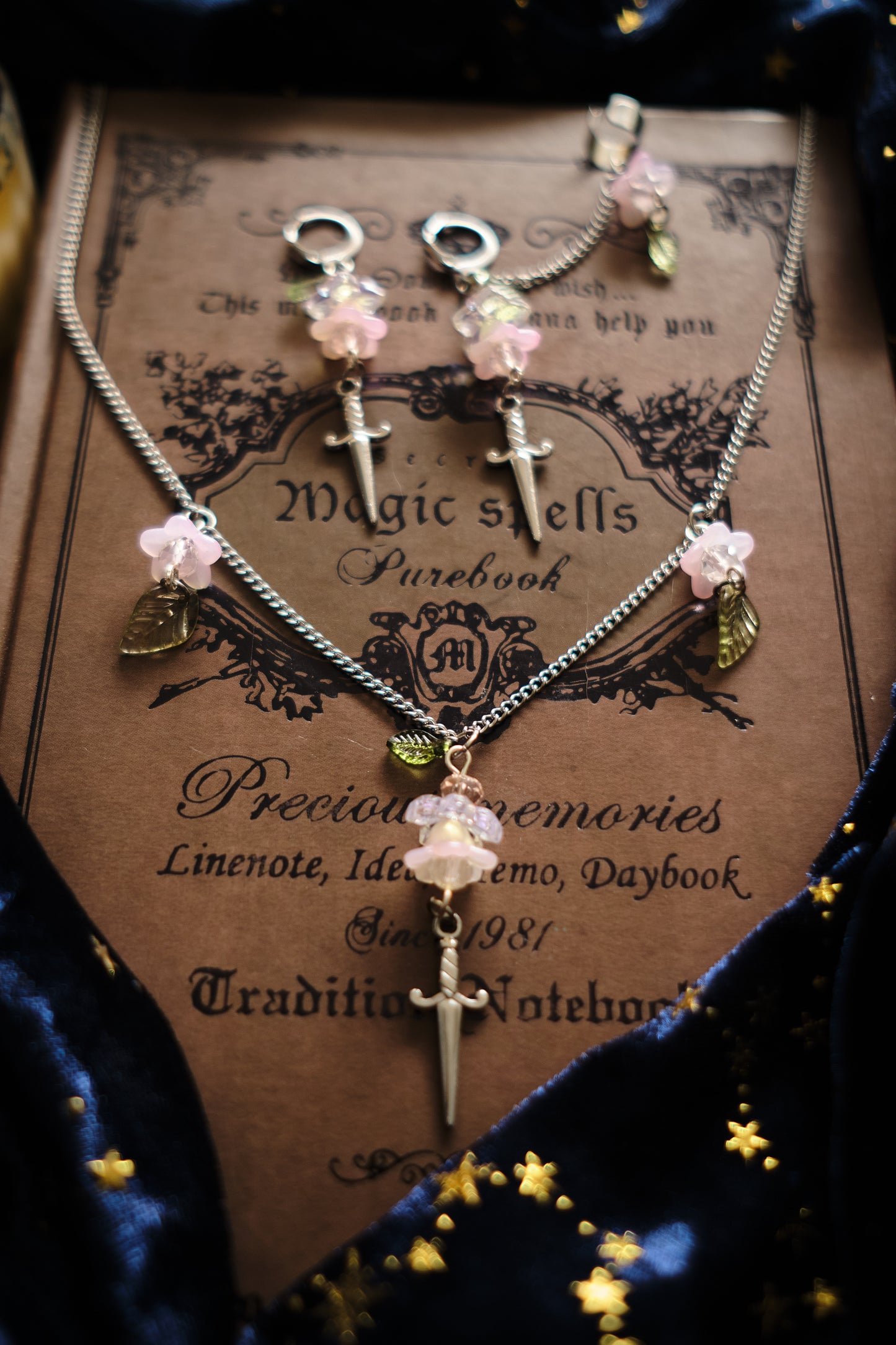 Collar Espada y Flores estilo Romantasy Cottagecore .