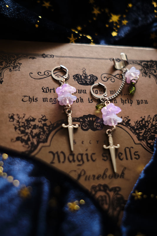 Pendientes de Flores y Dagas con Cadenita