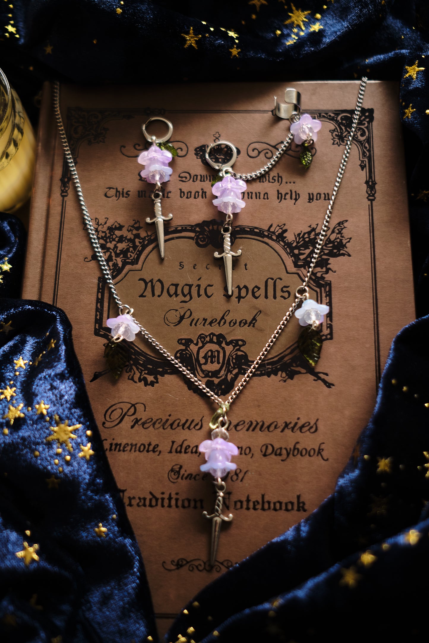 Collar Espada y Flores estilo Romantasy Cottagecore .