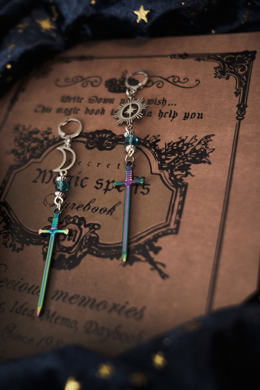 Pendientes de Espadas Verde-Morado con Luna y Estrella