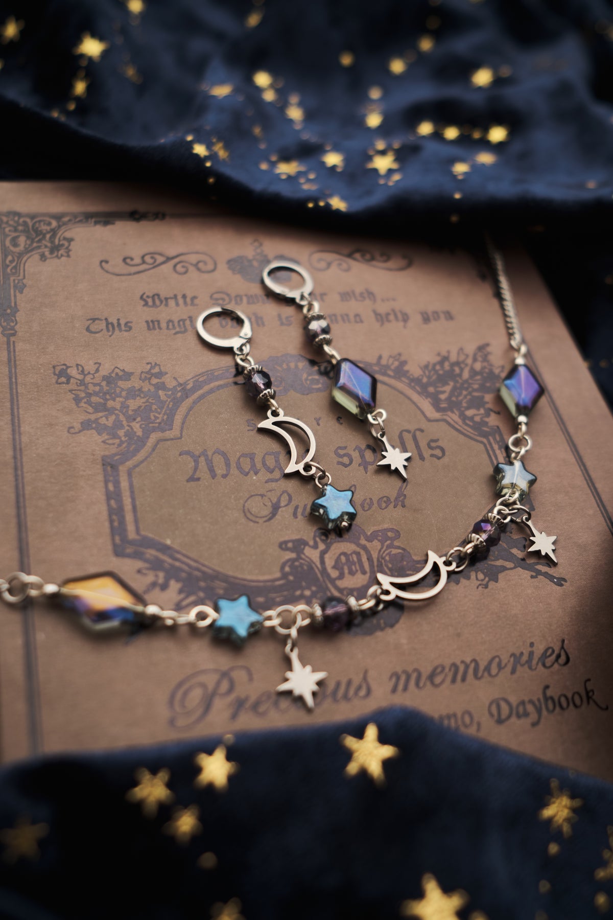 Gargantilla Whimsigoth Luna y Estrellas